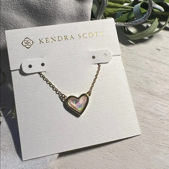 Kendra Scott Ari Heart Gold Pendant Necklace in Ivory Mother-of-Pearl - Picture 2 of 4